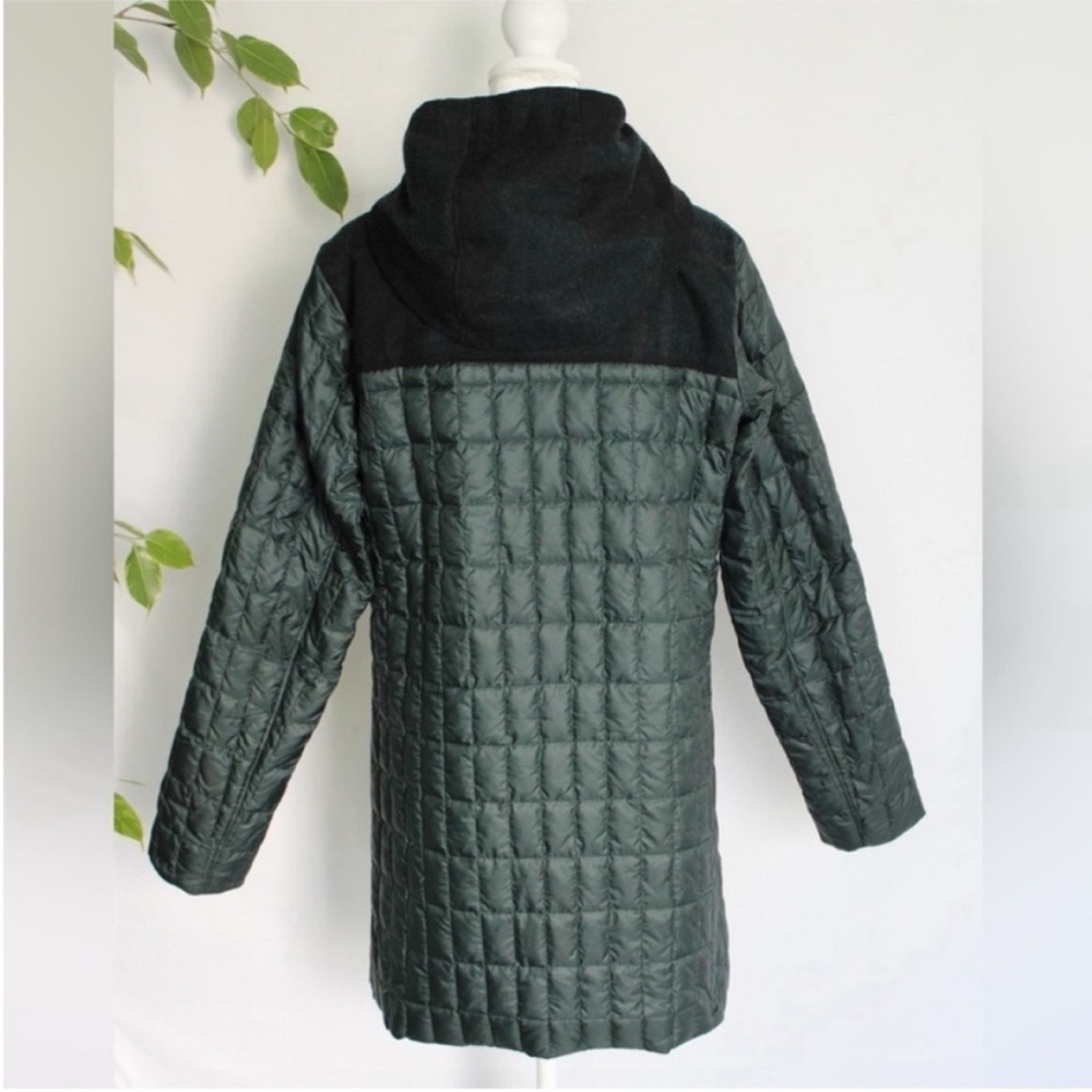 Patagonia Rare Recycled Down Hooded Coat Carbon
Green Medium - Picture 8 of 17